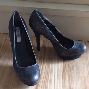 Jennifer Lopez high heel pumps